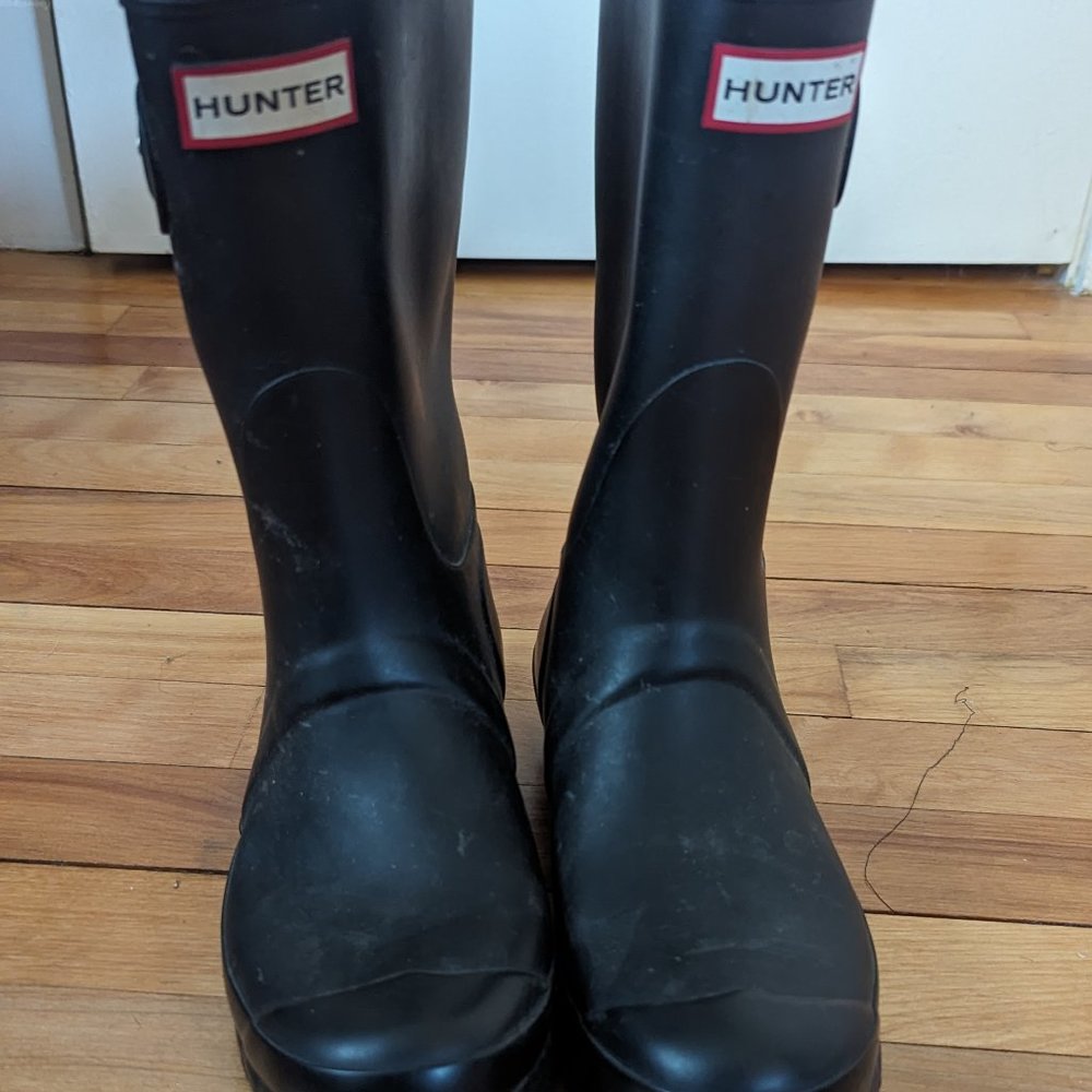 Hunter black mid boots